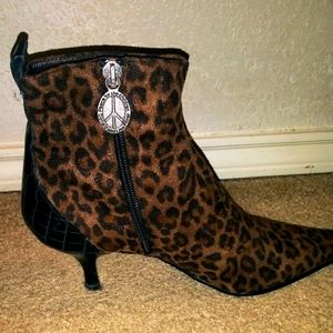 DONALD J PLINER LOLA LEOPARD PRINT BOOTS